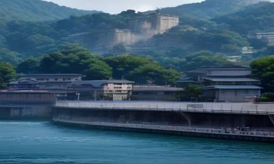 警务人员在派出所窗口接待前来报案的市民,场景真实严肃